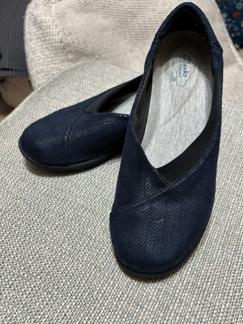 Women’s Clarks Navy Slip-On Flats. Navy blue with black accents. GUC. Size 9.